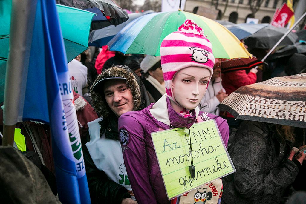 Parlament előtt tüntettek a tanárok 2016.02.13. foto:Horváth Péter Gyula