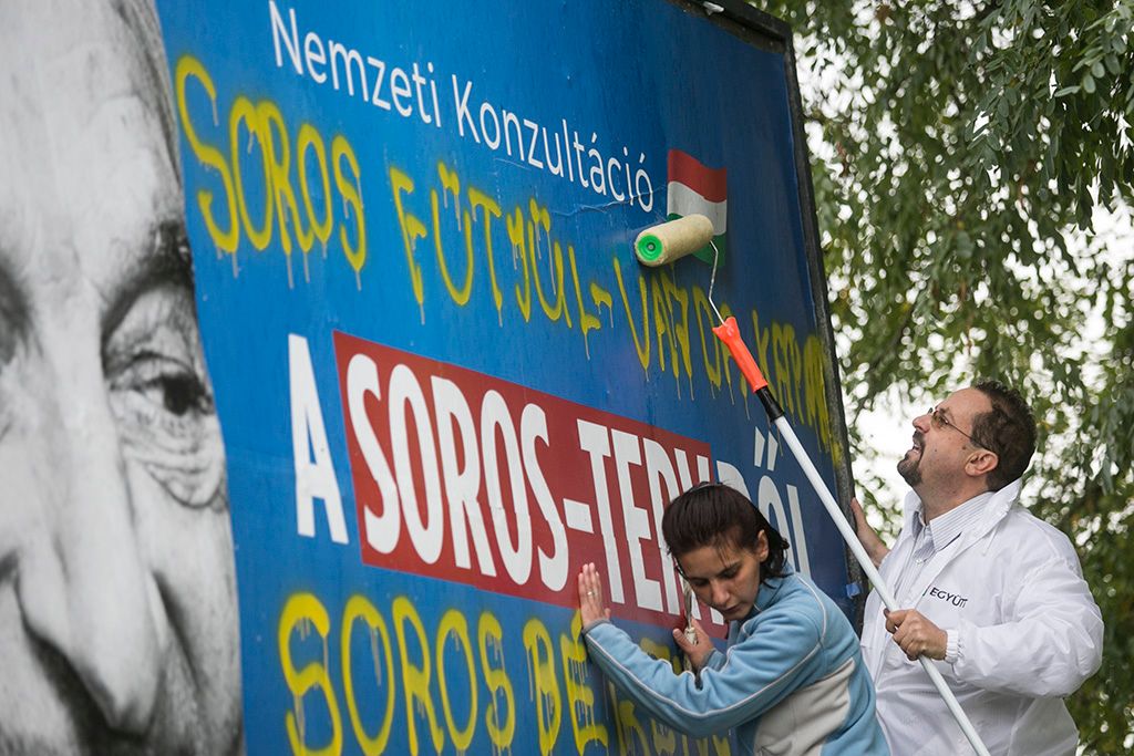 Az Együtt a kormány újabb gyűlöletkeltő, Soros György-ellenes plakátjait is eltávolítja az utcákról. Most is rendőrségi bejelentéssel, demonstráció keretében, országos mozgalmat hirdetve az akciókra. A plakáteltávolító mozgalmat Vajda Zoltán, az Együtt elnökségi tagja, 16. kerületi politikusa, országgyűlési képviselőjelöltje szervezi - az első plakát eltávolítása aktivistákkal közösen. 2017.10.05. Fotó: Horváth Péter Gyula