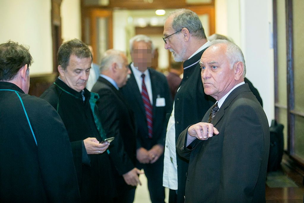 Galambos Lajos, a Nemzetbiztonsági Hivatal (NBH) volt főigazgatója, elsőrendű Szilvásy György, a Gyurcsány-kormány titokminisztere, másodrendű P. László, egy biztonsági cég vezetője, harmadrendű és Laborc Sándor, a Nemzetbiztonsági Hivatal (NBH) volt főigazgatója, negyedrendű vádlott  az úgynevezett kémper tárgyalásán a Kúria tárgyalótermében 2018. május 29-én. Fotó: Horváth Péter Gyula