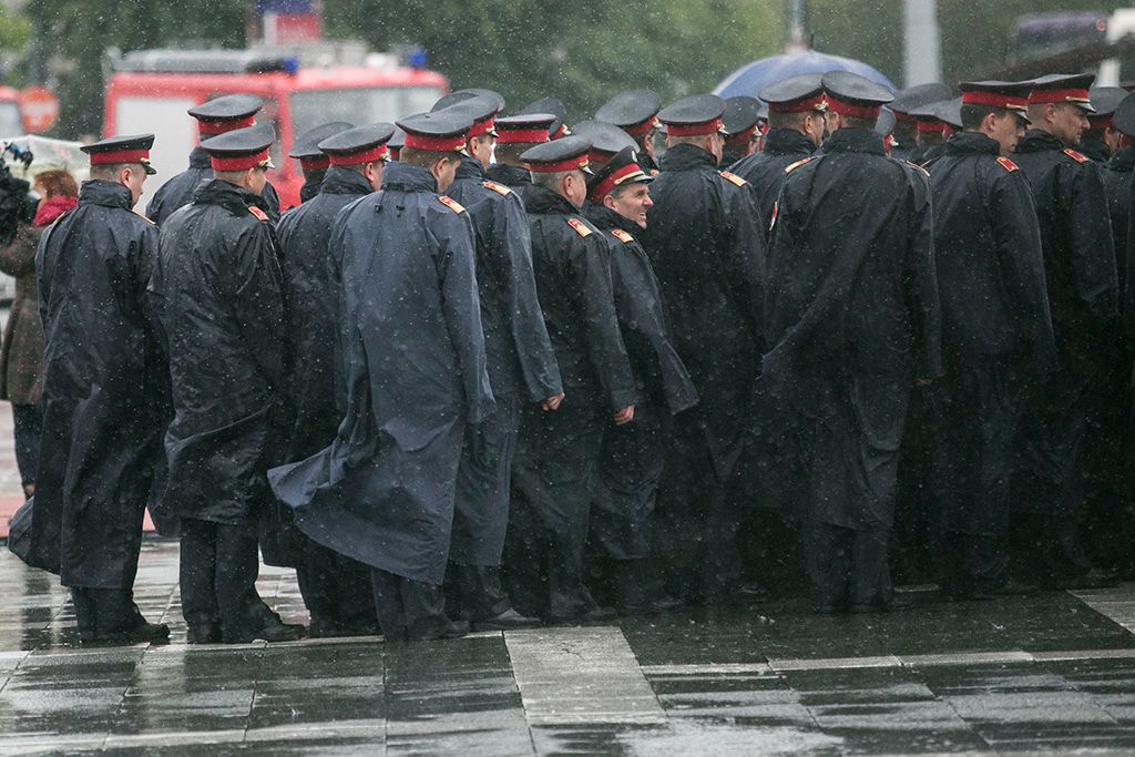 Új tűzoltóautók az átadóünnepségen a Hősök terén 2017. szeptember 21-én. Huszonöt új tűzoltóautóval bővűl a katasztrófavédelem járműparkja a járművek 16 megyébe kerülnek, összértékük meghaladja a hárommilliárd forintot. Fotó: Horváth Péter Gyula