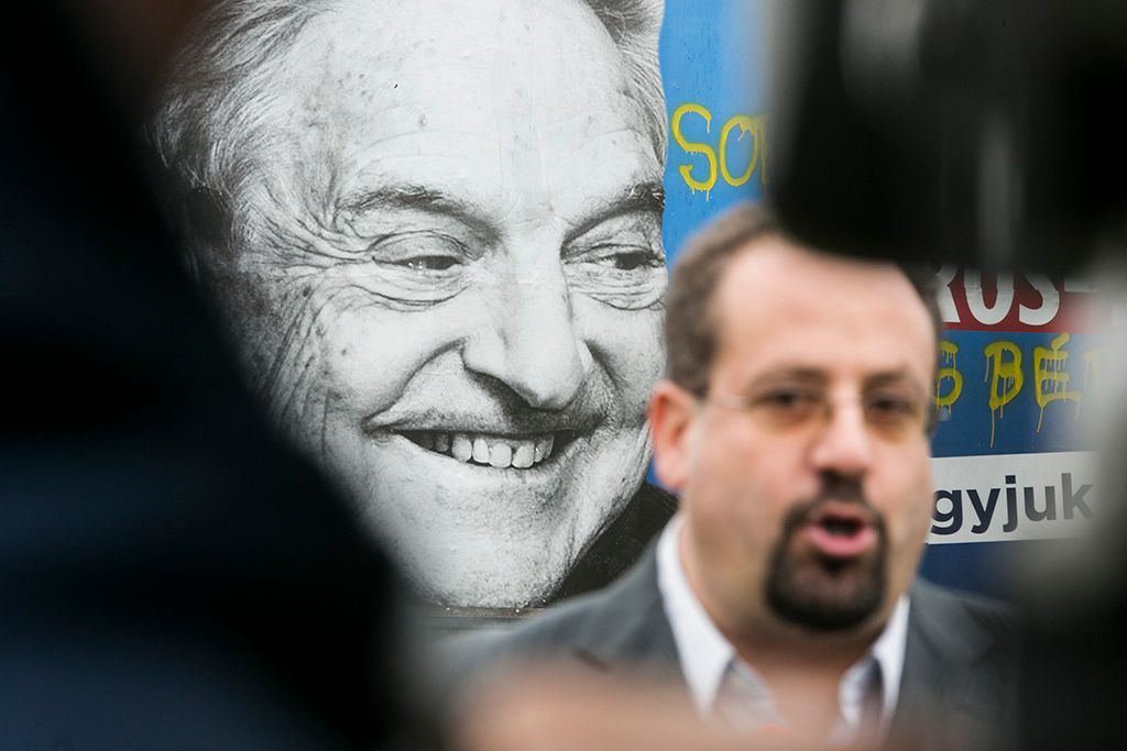 Az Együtt a kormány újabb gyűlöletkeltő, Soros György-ellenes plakátjait is eltávolítja az utcákról. Most is rendőrségi bejelentéssel, demonstráció keretében, országos mozgalmat hirdetve az akciókra. A plakáteltávolító mozgalmat Vajda Zoltán, az Együtt elnökségi tagja, 16. kerületi politikusa, országgyűlési képviselőjelöltje szervezi - az első plakát eltávolítása aktivistákkal közösen. 2017.10.05. Fotó: Horváth Péter Gyula