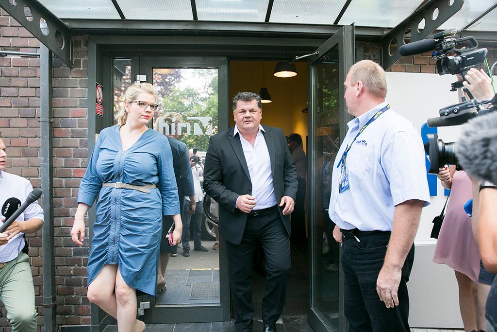 Nyerges Zsolt távozik a Hír TV épületéből. Fotó: Horváth Péter Gyula