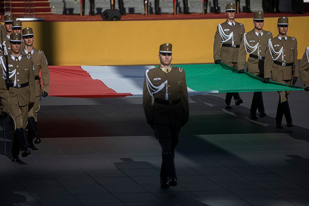 Díszünnepség és tisztavatás a Kossuth téren 7-HPGy