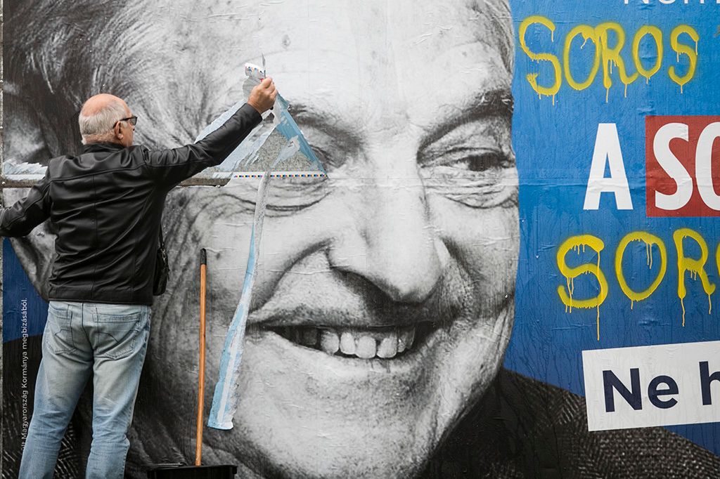 Az Együtt a kormány újabb gyűlöletkeltő, Soros György-ellenes plakátjait is eltávolítja az utcákról. Most is rendőrségi bejelentéssel, demonstráció keretében, országos mozgalmat hirdetve az akciókra. A plakáteltávolító mozgalmat Vajda Zoltán, az Együtt elnökségi tagja, 16. kerületi politikusa, országgyűlési képviselőjelöltje szervezi - az első plakát eltávolítása aktivistákkal közösen. 2017.10.05. Fotó: Horváth Péter Gyula