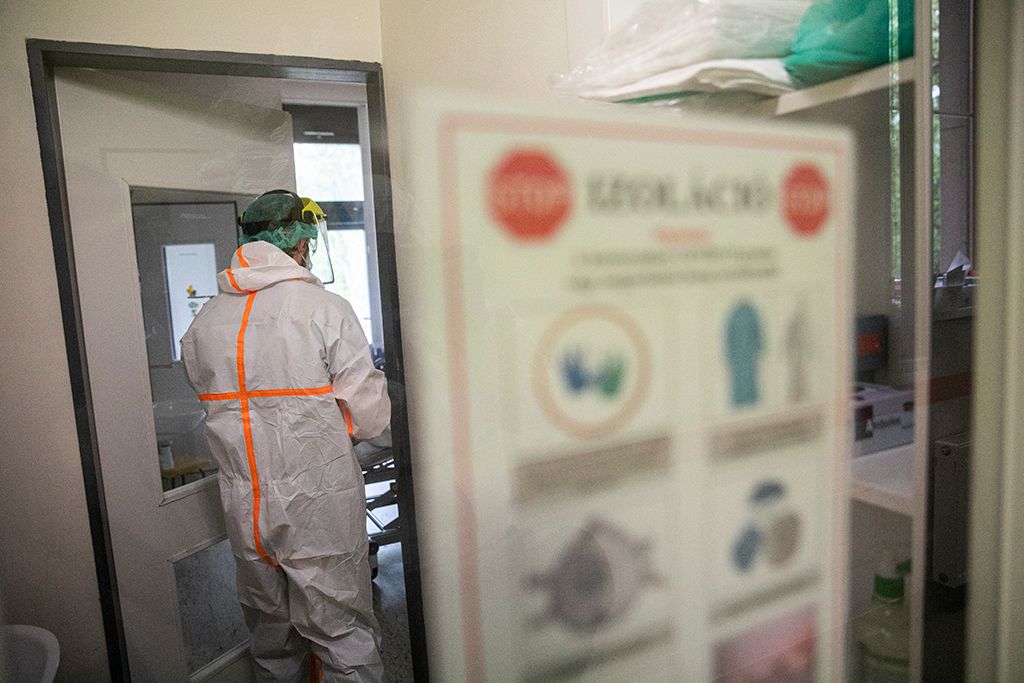 Védőfelszerelést viselő ápoló a koronavírussal fertőzött betegek fogadására kialakított intenzív osztályon a fővárosi Szent László Kórházban Fotó: Horváth Péter Gyula