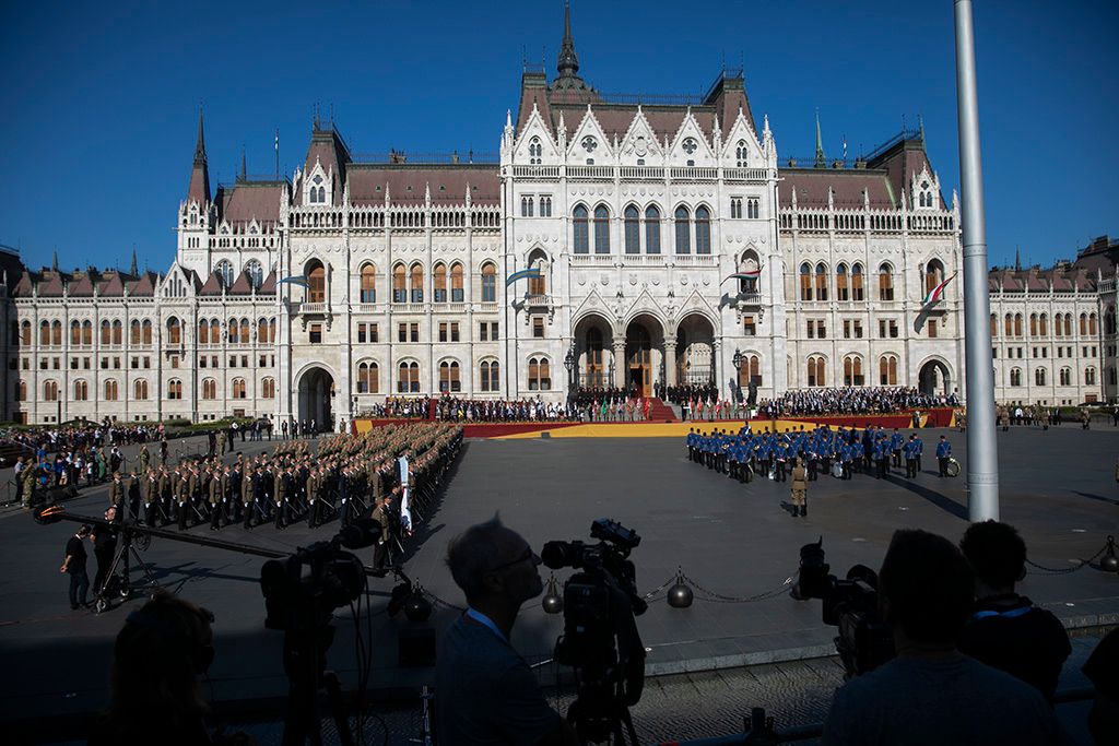 Díszünnepség és tisztavatás a Kossuth téren 20-HPGy