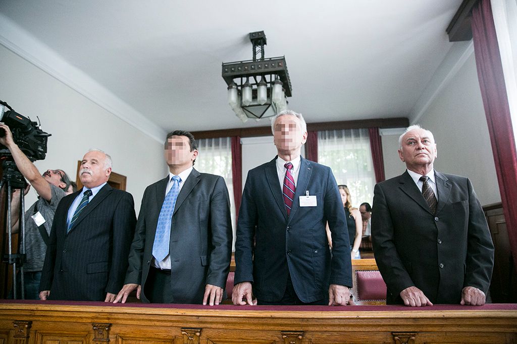 Galambos Lajos, a Nemzetbiztonsági Hivatal (NBH) volt főigazgatója, elsőrendű Szilvásy György, a Gyurcsány-kormány titokminisztere, másodrendű P. László, egy biztonsági cég vezetője, harmadrendű és Laborc Sándor, a Nemzetbiztonsági Hivatal (NBH) volt főigazgatója, negyedrendű vádlott  az úgynevezett kémper tárgyalásán a Kúria tárgyalótermében 2018. május 29-én. Fotó: Horváth Péter Gyula