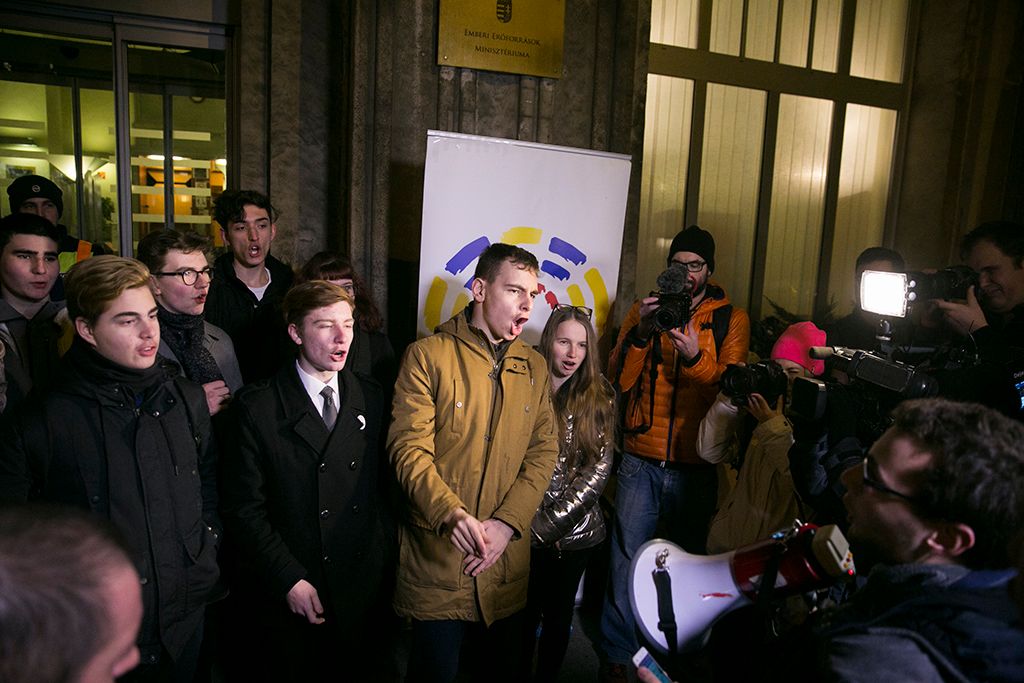 Mécseseket gyújtottak az Emberi Erőforrások Minisztériuma előtt a diáktüntetések szervezői, hogy így tiltakozzanak az oktatás helyzete ellen. A szervezők hat óráig várták, hogy választ kapjanak követeléseikre, de nem érkezett meg. Ezért a helyszínen bejelentették: magasabb szinthez fordulnak. Fotó: Horváth Péter Gyula