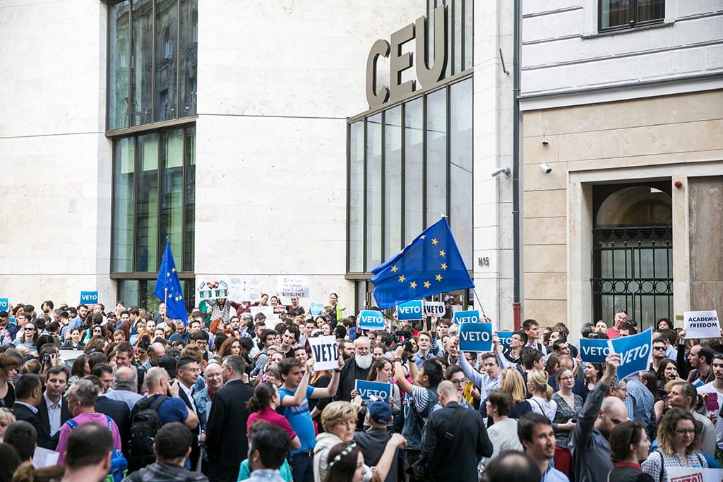 Résztvevők az Oktatási szabadságot csoport Élőlánc a CEU körül címmel meghirdetett demonstrációján Fotó: Horváth Péter Gyula