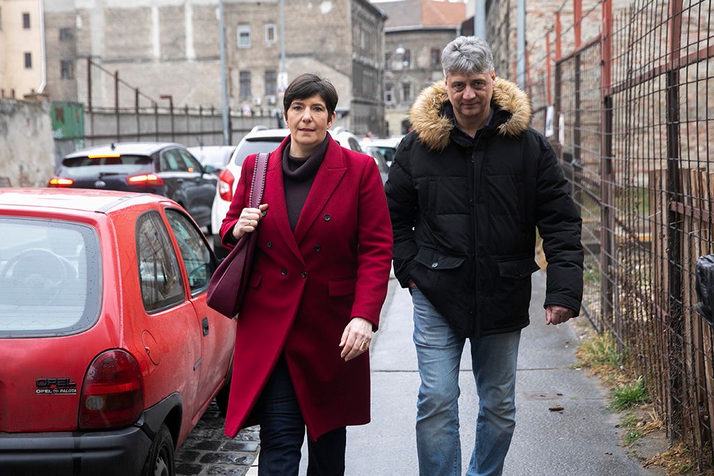 Dobrev Klára és Gréczy Zsolt távozóban a demonstrációról 1-HPGy