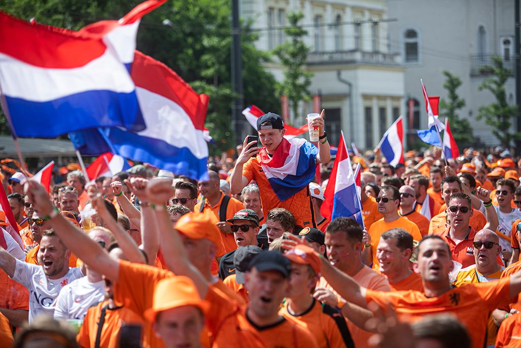 Bulival hangoltak a holland szurkolók az esti mérkőzésre 35-HPGy