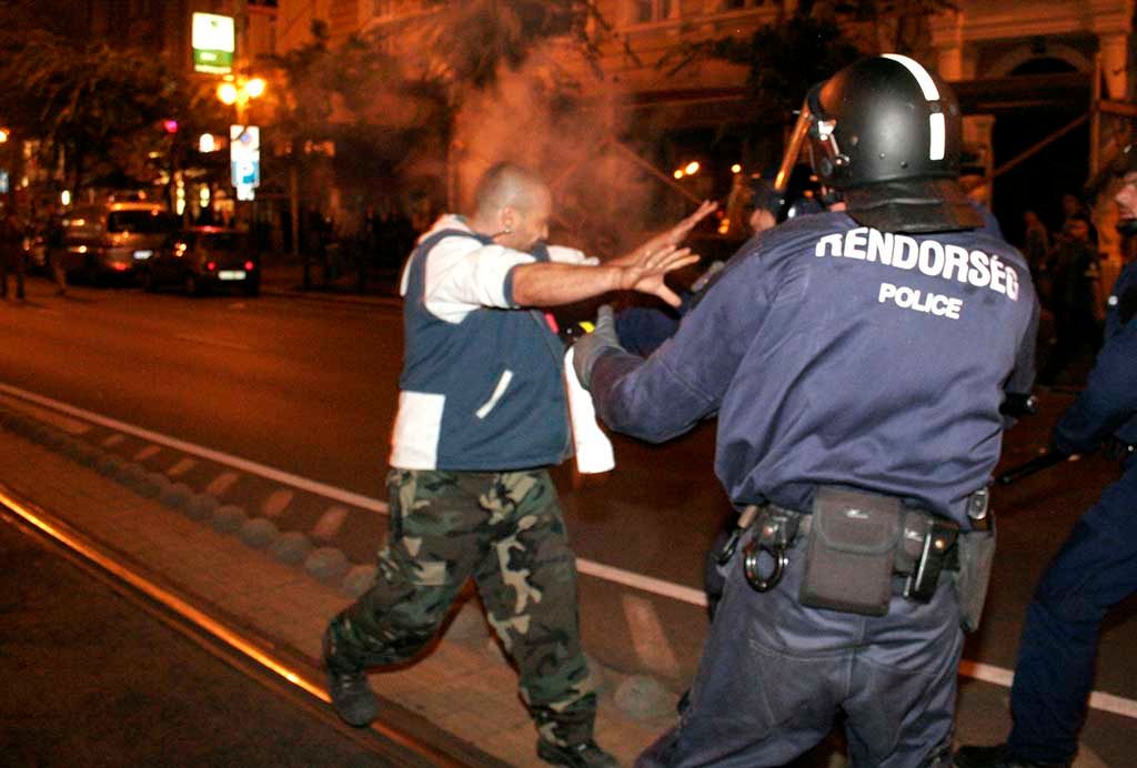 Letartoztatasok es Rendori tulkapas a Deak Teren az 2006 09 23 Foto Horvath Peter Gyula