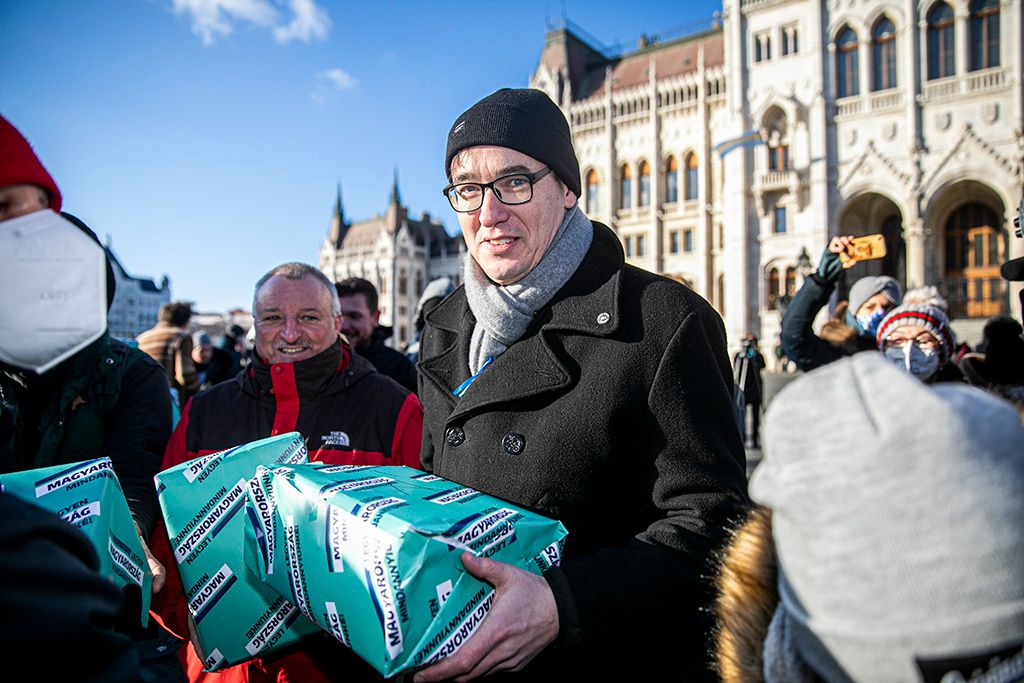 Élőlánccal viszi az ellenzék az aláírásokat a választási irodához 10-HPGy