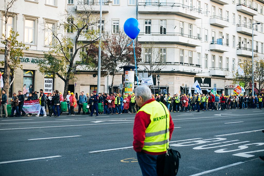 Szakszervezetek demonstrációja a Cafeteria visszaállításáért a Magyar Nemzeti Bank székháza előtt, a Szabadság téren 2018. november 6-án. Fotó: Horváth Péter Gyula / PS