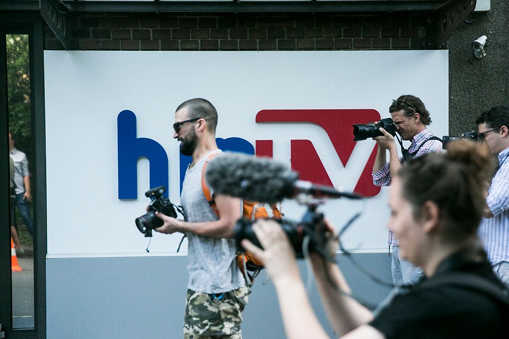 Média munkatársai a Hír TV épületénél. Fotó: Horváth Péter Gyula