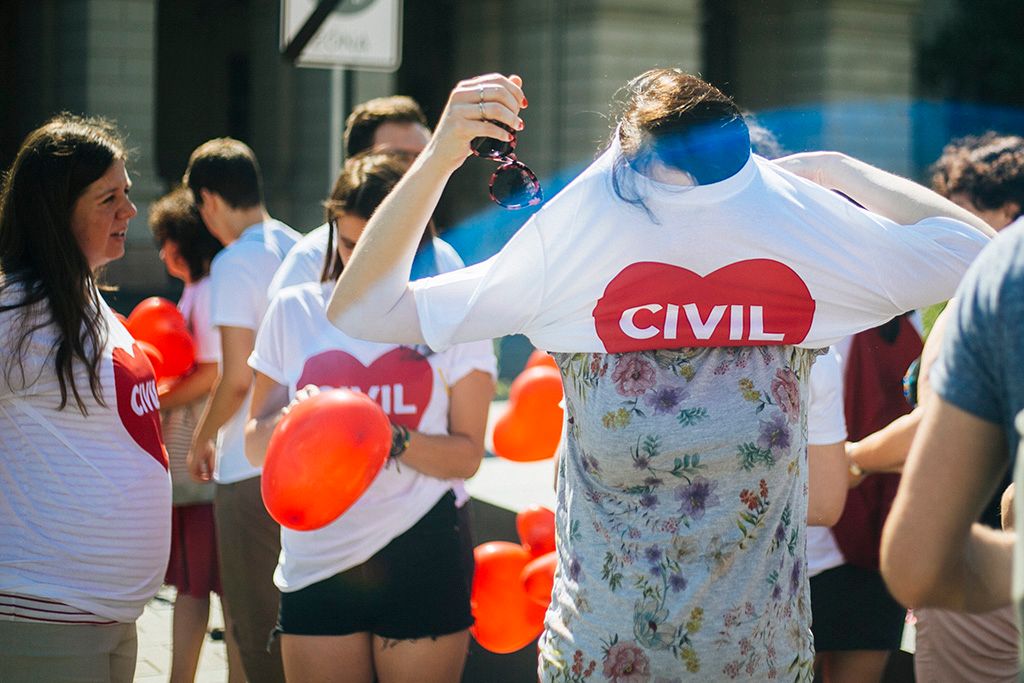 Szolidaritási akció a Parlamentnél a "Stop Soros" törvénycsomag ellen   Résztvevők egy szív alakú piros léggömb előtt az Amnesty International (AI) "Stop Soros" törvénycsomag ellen tartott szolidaritási akcióján a Parlament előtti Kossuth téren 2018. június 4-én. A képviselők június 5-én folytatják le az egyes törvényeknek a jogellenes bevándorlás elleni intézkedésekkel kapcsolatos módosításáról szóló törvényjavaslat, azaz a "Stop Soros" vitáját. Fotó: Horváth Péter Gyula