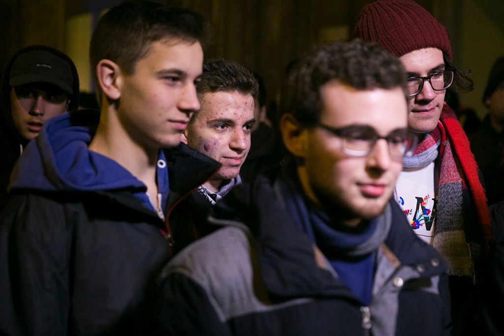 Mécseseket gyújtottak az Emberi Erőforrások Minisztériuma előtt a diáktüntetések szervezői, hogy így tiltakozzanak az oktatás helyzete ellen. A szervezők hat óráig várták, hogy választ kapjanak követeléseikre, de nem érkezett meg. Ezért a helyszínen bejelentették: magasabb szinthez fordulnak. Fotó: Horváth Péter Gyula