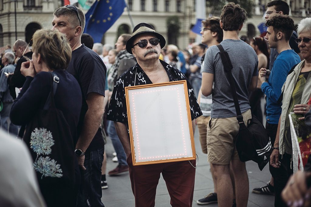 Résztvevők a 3.0 Mi vagyunk a többség - Tüntetés a demokráciáért! címmel meghirdetett demonstráción Budapesten, a Kossuth Lajos téren 2018. május 9-én. Fotó: Horváth Péter Gyula