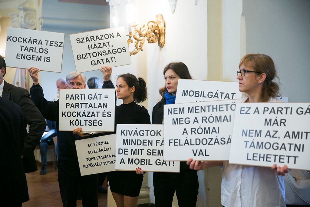 A római-parti védmű megépítése ellen demonstrálók a Fővárosi Önkormányzat Közgyűlésén a Városháza dísztermében 2017. szeptember 27-én. Fotó: Horváth Péter Gyula