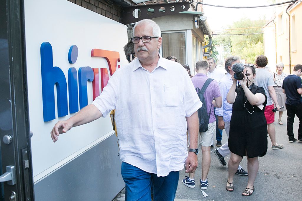Liszkay Gábor bemegy a HÍr Tv épületébe. Fotó: Horváth Péter Gyula