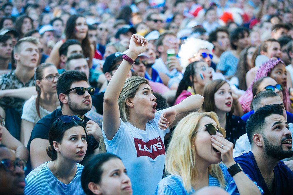 Budapest, 2018. július 15. Francia szurkolók az oroszországi labdarúgó-világbajnokság Franciaország - Horvátország döntőjének közvetítése alatt Budapesten, a Szabadság téren  Fotó: Horváth Péter Gyula