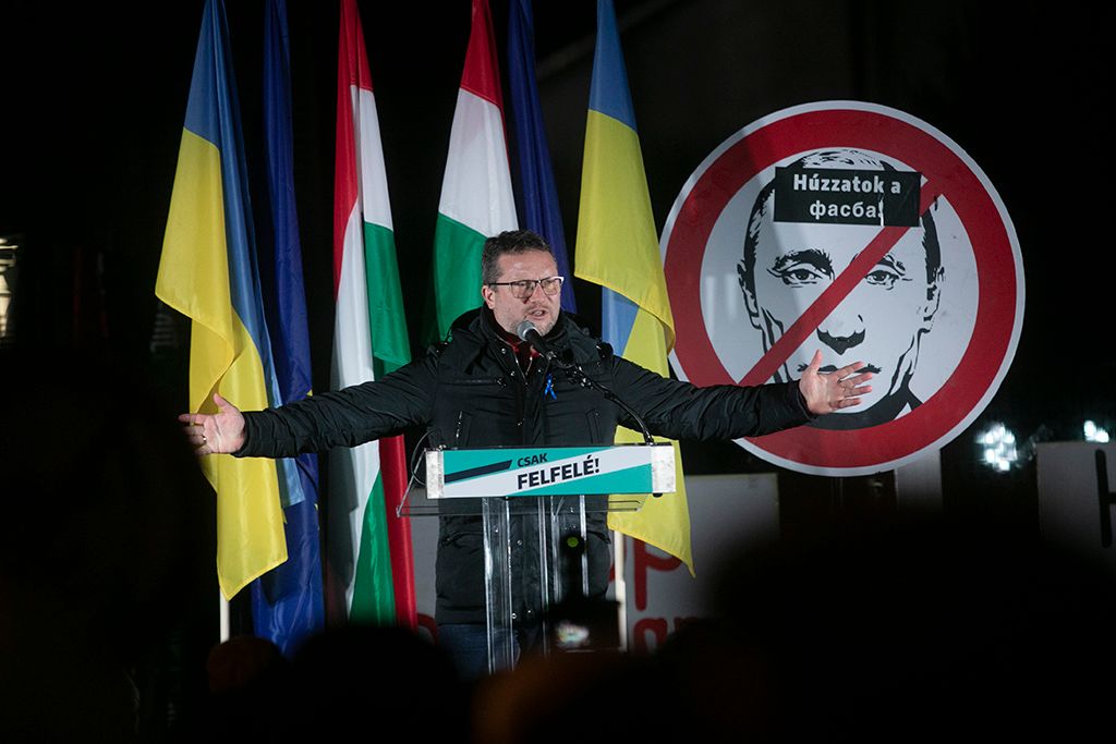 Újhelyi Isván az MTVA székháza előtt a közmédia elleni tünetésen 8-HPGy