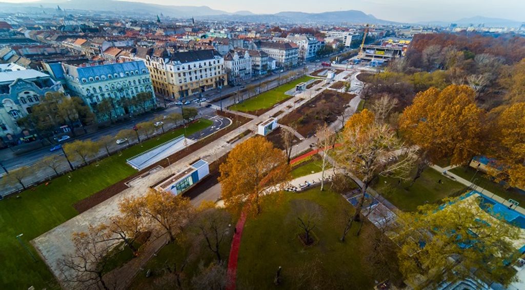 Az elegáns sétány és a park határán egy 600 m² területű, ülőbútorokkal kialakított pihenőtér várja a látogatókat.