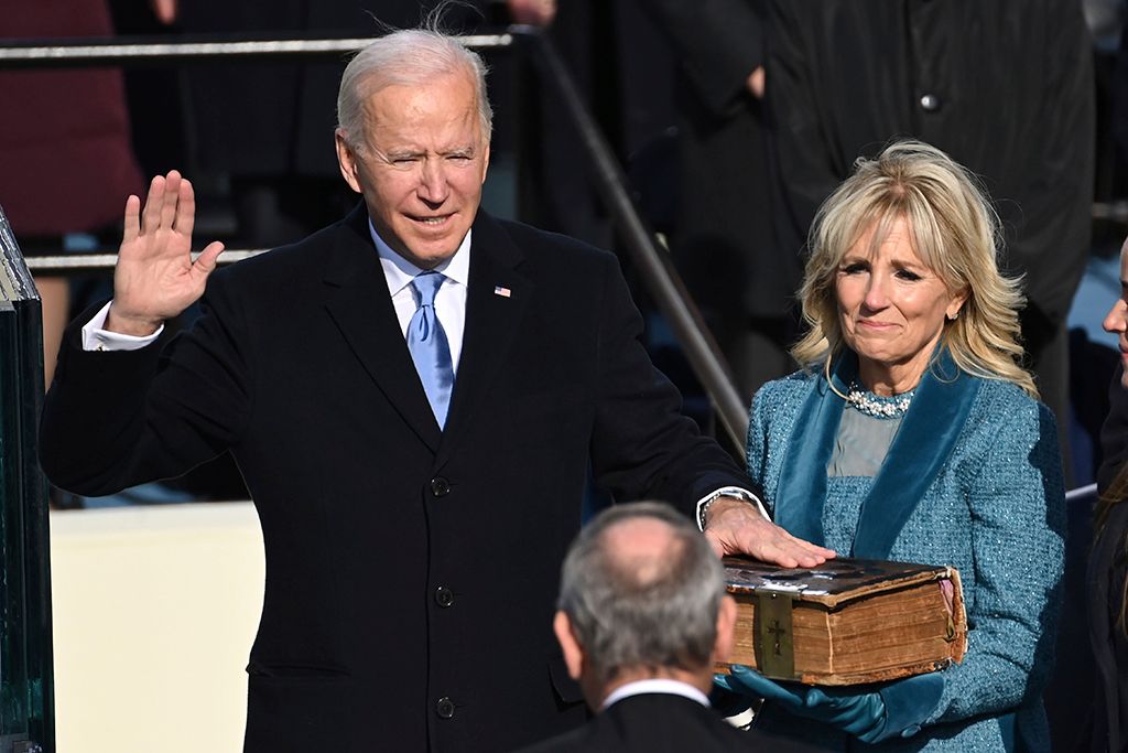Joe Biden leteszi hivatali esküjét John Roberts, a legfelsőbb bíróság elnöke előtt MTI/AP/Pool/Saul Loeb