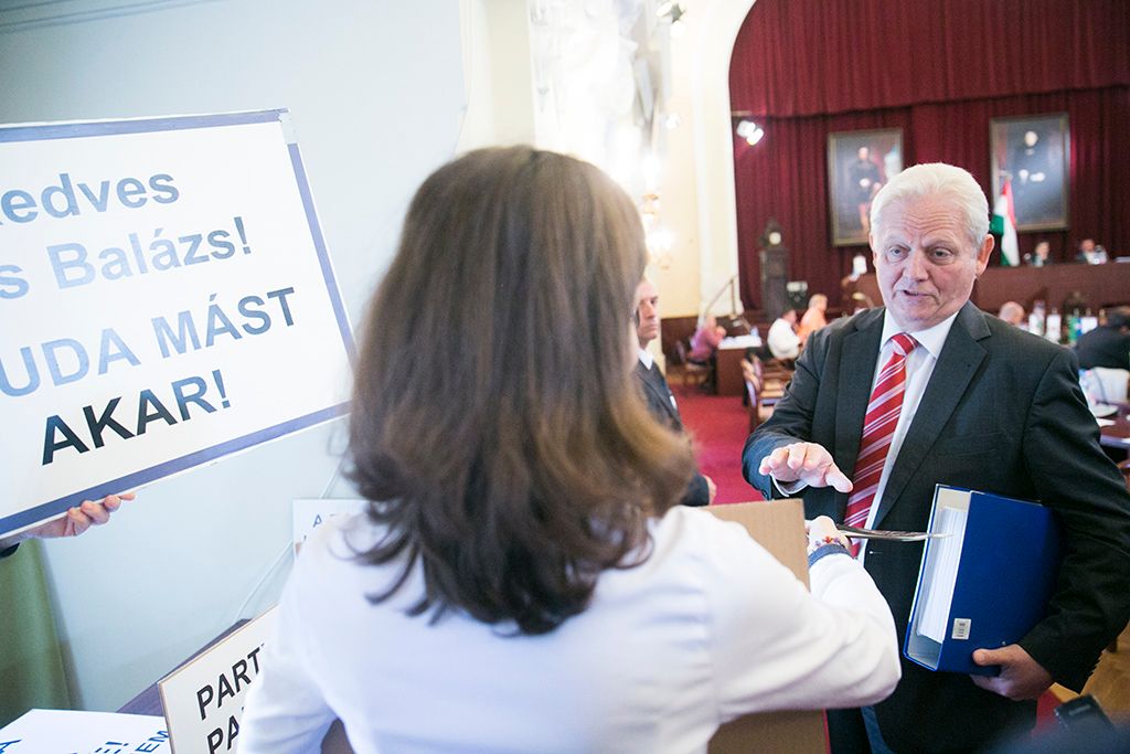 Tarlós Isván főpolgármeter tüntetők gyűrűjében érkezik  a Fővárosi Közgyűlésre  Fotó: Horváth Péter Gyula