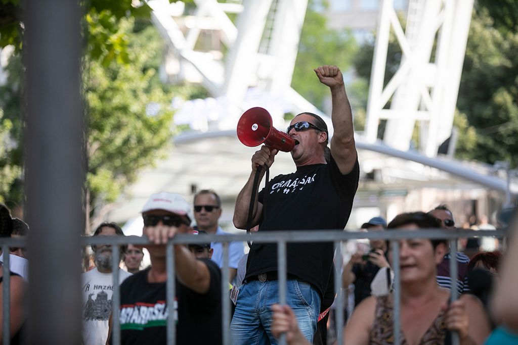 Budapest Pride ellen tüntetők az Erzsébet téren Fotó: Horváth Péter Gyula