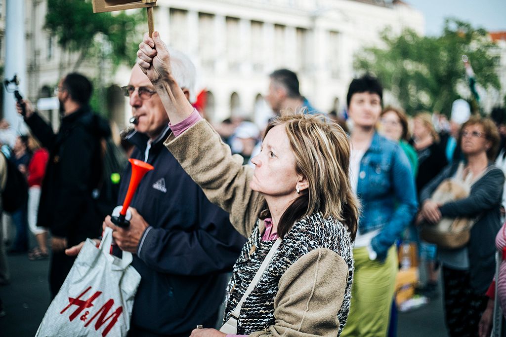 Résztvevők a 3.0 Mi vagyunk a többség - Tüntetés a demokráciáért! címmel meghirdetett demonstráción Budapesten, a Kossuth Lajos téren 2018. május 9-én. Fotó: Horváth Péter Gyula