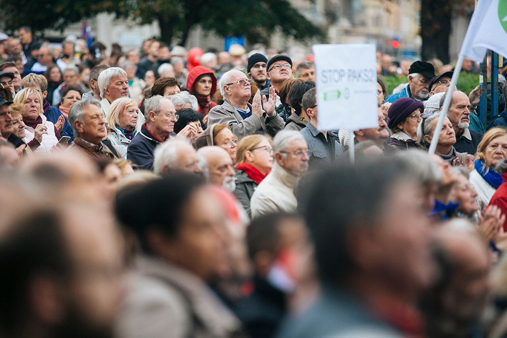 A Közös ellenzéki tüntetés a szabadságért, a korrupció ellen! címmel szervezett demonstráció résztvevői a II. kerületi Bem téren az 1956-os forradalom és szabadságharc kitörésének 62. évfordulóján, 2018. október 23-án.  Fotó: Horváth Péter Gyula