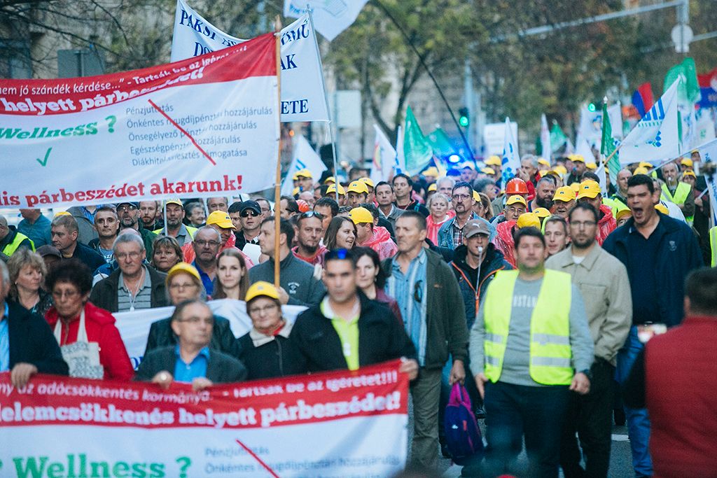 Szakszervezetek demonstrációja a Cafeteria visszaállításáért a Magyar Nemzeti Bank székháza előtt, a Szabadság téren 2018. november 6-án. Fotó: Horváth Péter Gyula / PSy