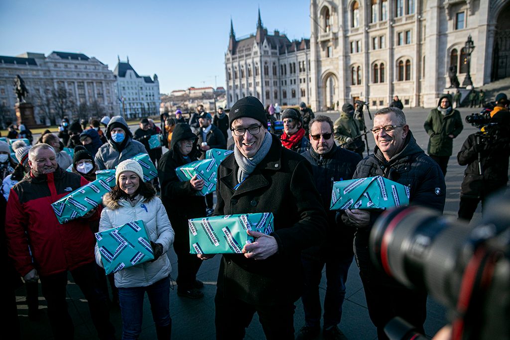 Élőlánccal viszi az ellenzék az aláírásokat a választási irodához 13-HPGy