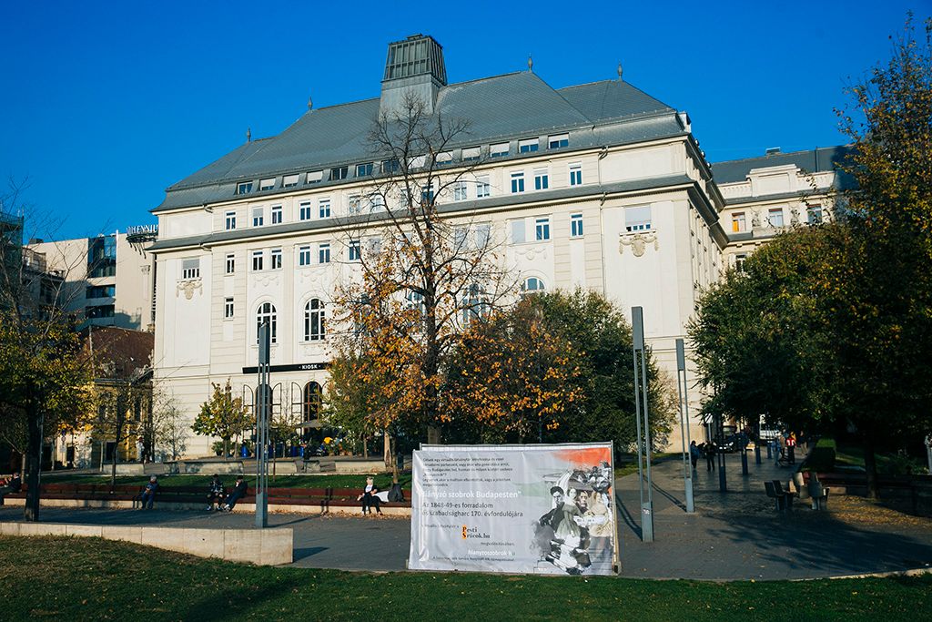 Hiányzó szobrok Március 15. tér Kokárda – szabadságunk szimbóluma Fotó: Horváth Péter Gyula