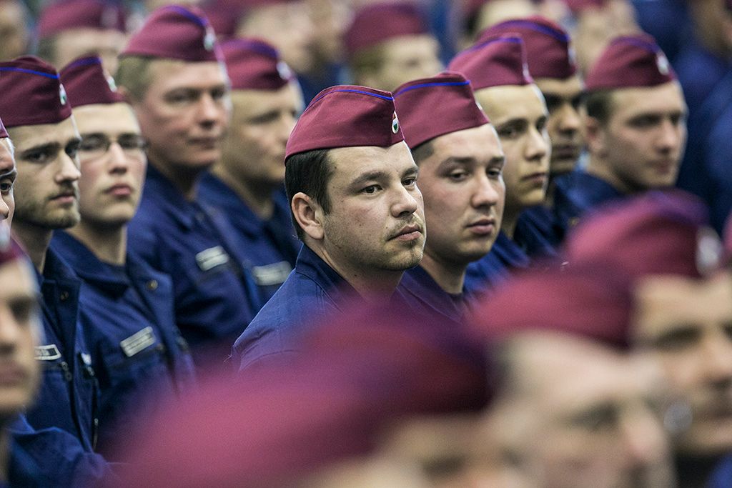 A határvadászképzés második és harmadik ütemében kinevezett tiszthelyettesek az ünnepélyes eskütételen a budapesti Hungexpón Fotó: Horváth Péter Gyula