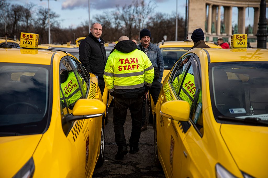 Látványos taxis demonstráció volt Budapesten a Hősök terén 7-HPGy