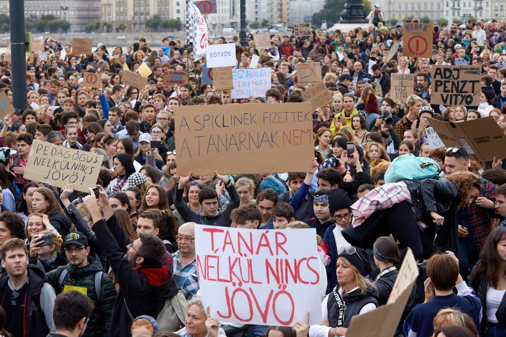 Diákok és tanárok tüntetnek a Margithídnál 33 20221005 -- fotó - Hatlaczki Balázs