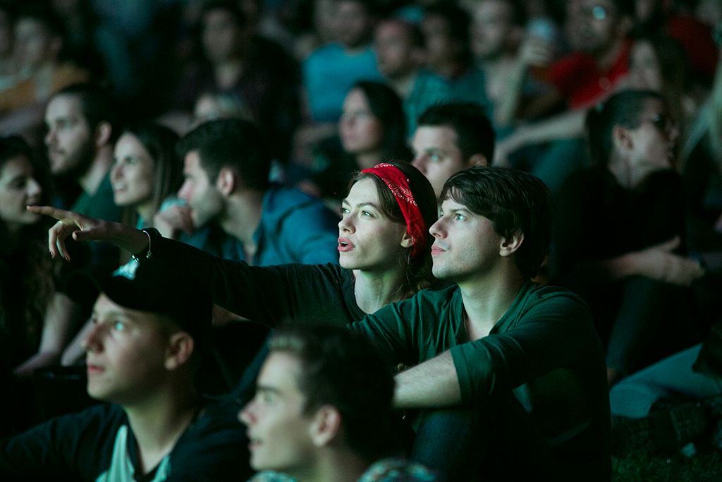 A második vb-nap slágermeccsét Portugália és Spanyolország játszotta a labdarúgó világbajnokságon. A belváros egyik leglátogatottabb pontján a Szabadság téren két óriás kivetítőn követhetik majd június 14-e és július 15-e között a labdarúgó-világbajnokság mérkőzéseit a szurkolók. Fotó: Horváth Péter Gyula
