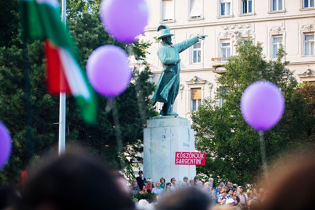 Vasárnap délután közösen tüntetett az MSZP, a DK és a Párbeszéd, az esemény apropója a Sargentini-jelentés, a három párt az esemény leírásában úgy fogalmazott "az európai Magyarországért a Sargentini-jelentést megszavazó összes ellenzéki párt" hirdetett tüntetést. Fotó: Horváth Péter Gyula