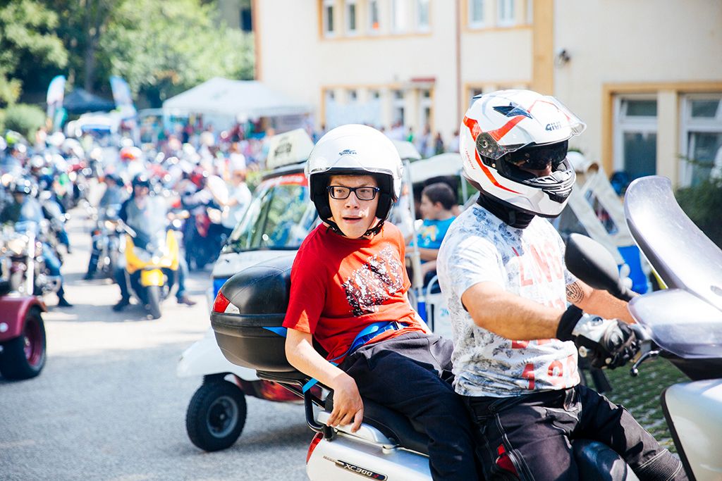 A Pető Intézet rendhagyó, motoros felvonulással egybekötött tanévnyitója az intézmény előtt. Fotó: Horváth Péter Gyula