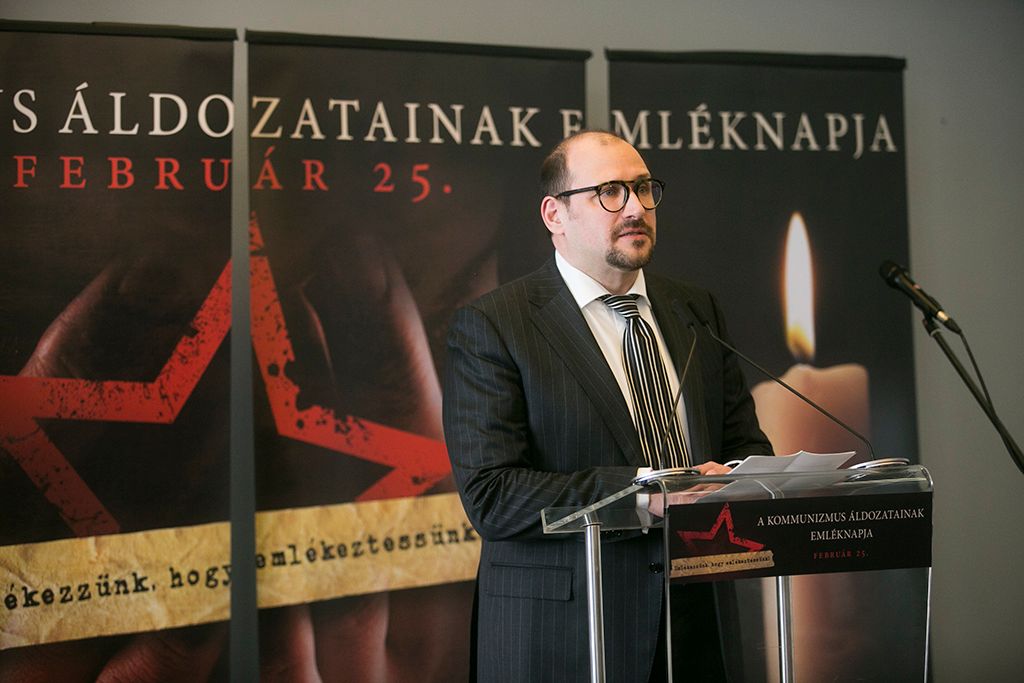 Schmidt Mária, a Terror Háza Múzeum főigazgatója Gulyás Gergely, a Fidesz frakcióvezetője  a kommunizmus áldozatainak emléknapján a budapesti Terror Háza Múzeumban rendezett megemlékezésen 2018. február 25-én. Fotó: Horváth Péter Gyula
