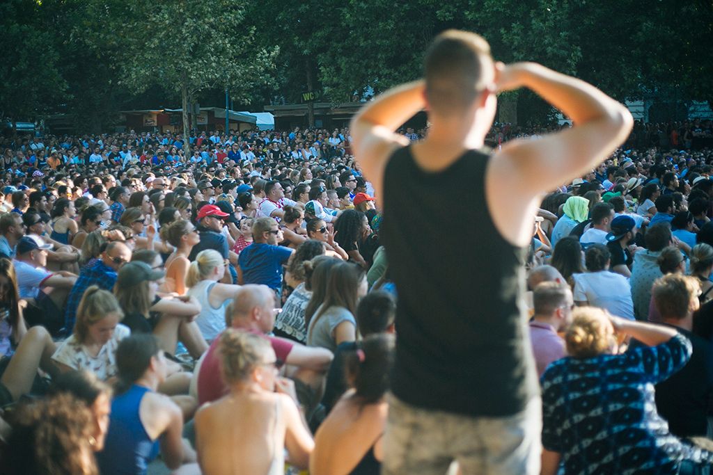 Budapest, 2018. július 15. Francia szurkolók az oroszországi labdarúgó-világbajnokság Franciaország - Horvátország döntőjének közvetítése alatt Budapesten, a Szabadság téren  Fotó: Horváth Péter Gyula
