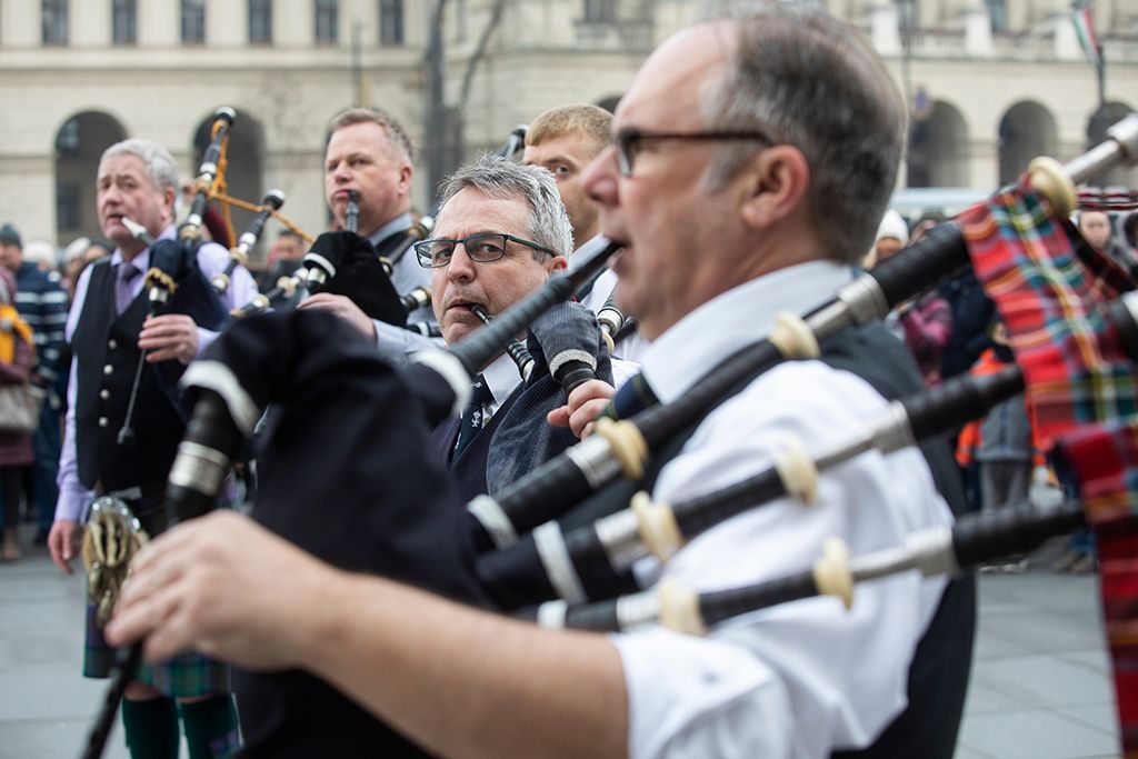 Zenés őrségváltás Robert Burns születésnapja alkalmából az Országgyűlés Őrség és a skótduda-zenekar részvételével 1-HPGy