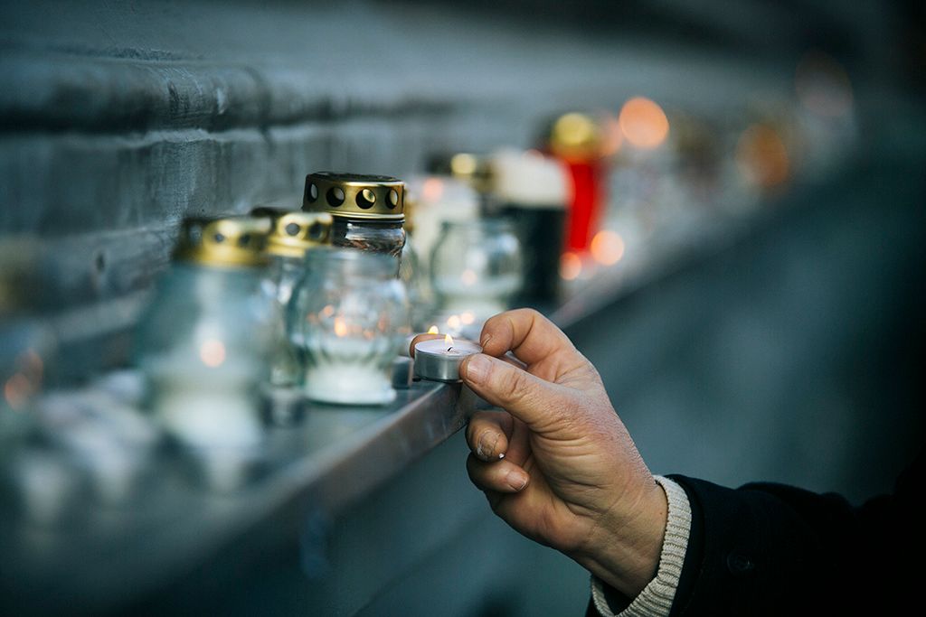 Schmidt Mária, a Terror Háza Múzeum főigazgatója Gulyás Gergely, a Fidesz frakcióvezetője  a kommunizmus áldozatainak emléknapján a budapesti Terror Háza Múzeumban rendezett megemlékezésen 2018. február 25-én. Fotó: Horváth Péter Gyula