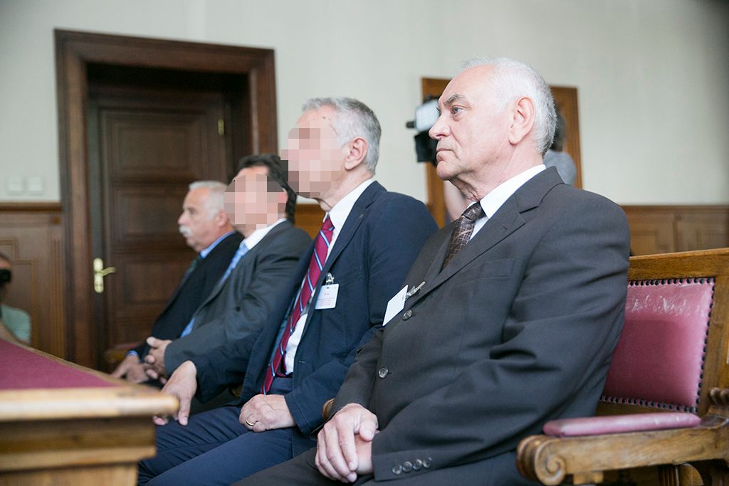 Galambos Lajos, a Nemzetbiztonsági Hivatal (NBH) volt főigazgatója, elsőrendű Szilvásy György, a Gyurcsány-kormány titokminisztere, másodrendű P. László, egy biztonsági cég vezetője, harmadrendű és Laborc Sándor, a Nemzetbiztonsági Hivatal (NBH) volt főigazgatója, negyedrendű vádlott  az úgynevezett kémper tárgyalásán a Kúria tárgyalótermében 2018. május 29-én. Fotó: Horváth Péter Gyula
