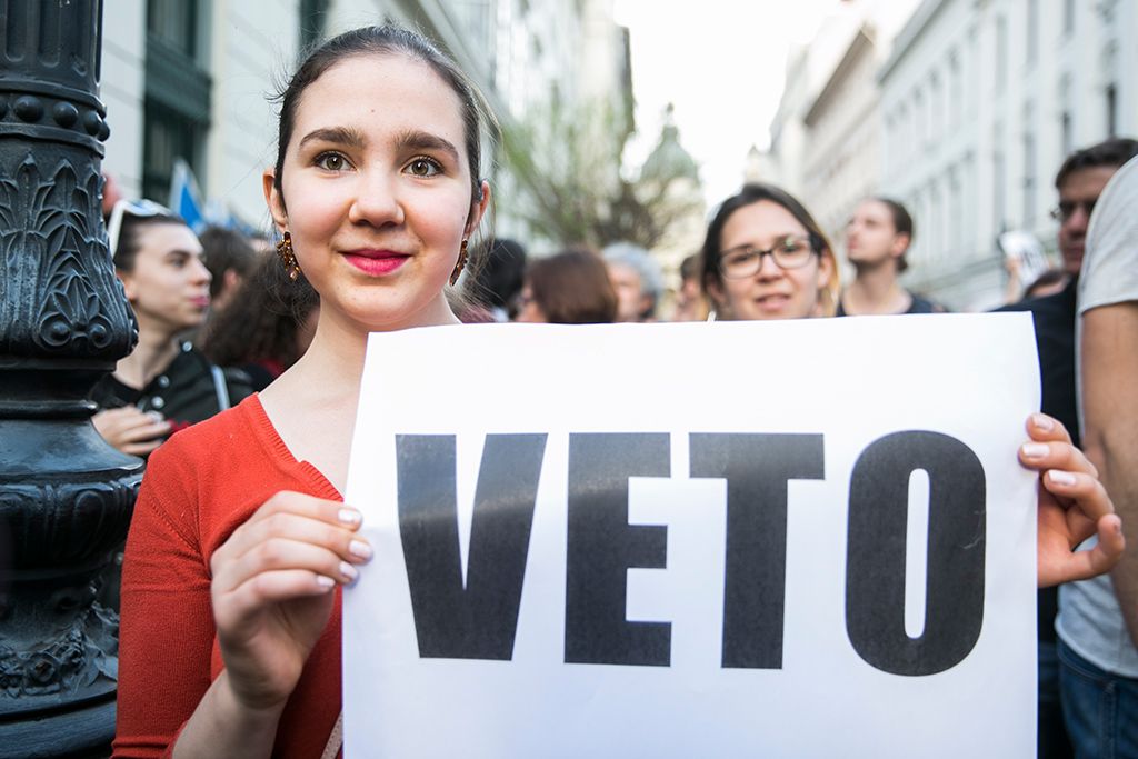 Résztvevők az Oktatási szabadságot csoport Élőlánc a CEU körül címmel meghirdetett demonstrációján Fotó: Horváth Péter Gyula