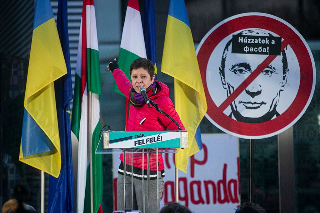Szél Bernadett az MTVA székháza előtt a közmédia elleni tünetésen 8-HPGy