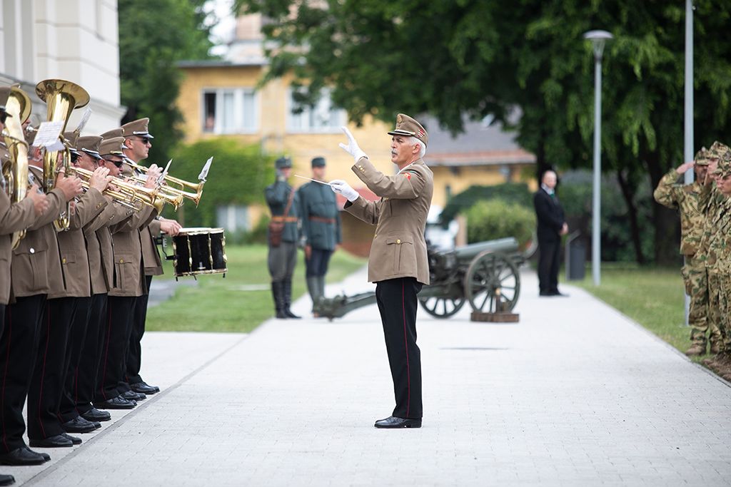 Emlékoszlop a Ludovika Campuson 12-HPGy