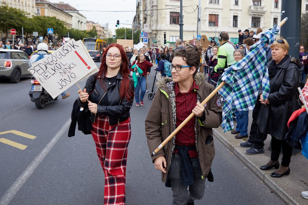 Diákok és tanárok tüntetnek a Margithídnál 14 20221005 -- fotó - Hatlaczki Balázs